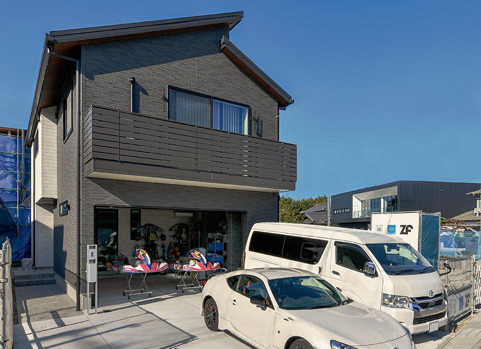 インナーガレージ付き住宅の外観