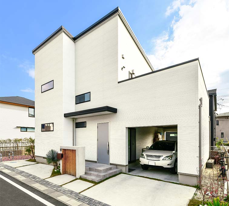 インナーガレージ付き住宅の外観