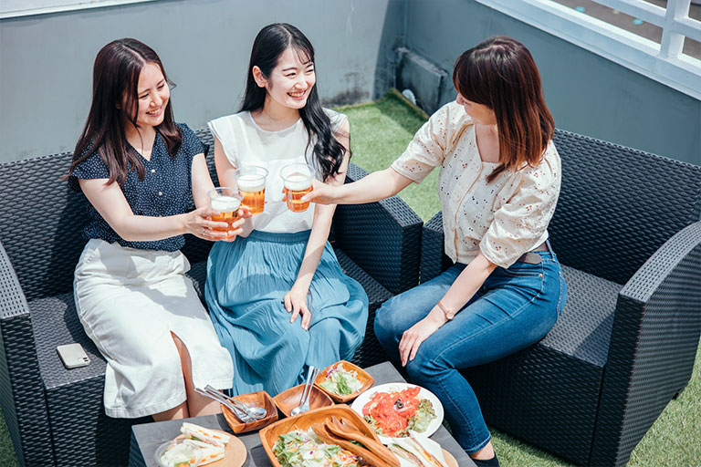 屋外のリビングとしてのバルコニー