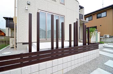 高い塀はもうけず開放的な前面