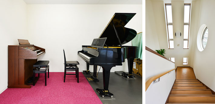 バレエスタジオのグランドピアノと階段室